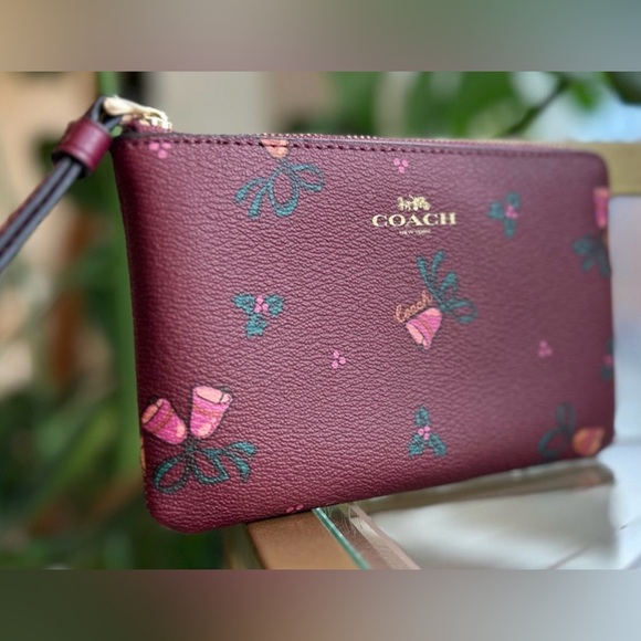 NWT Coach Wristlet Holiday Berries - Picture 15 of 16